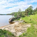 10 Person In Nyaraló *